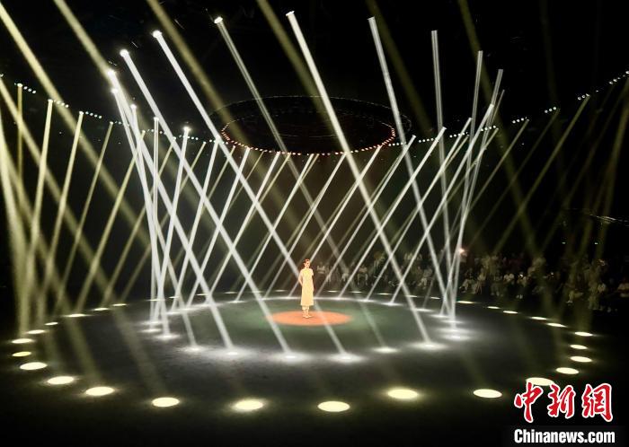 long8深耕新中式18载 打扮设想师与“国际纺都”双向奔赴(图1)