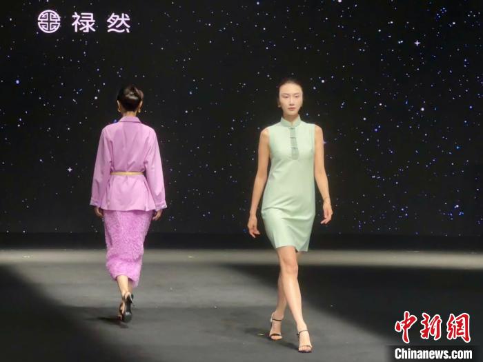 long8深耕新中式18载 打扮设想师与“国际纺都”双向奔赴(图2)
