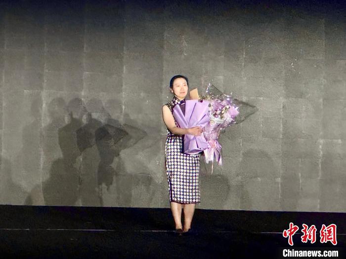 long8深耕新中式18载 打扮设想师与“国际纺都”双向奔赴(图3)
