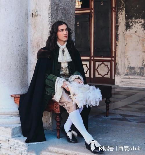时尚服装设计西装定制浅谈西装汗青演化的魅力(图1)