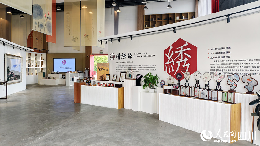 龙8唯一非遗里的致富经 一针一线“串起”传统与当代(图3)
