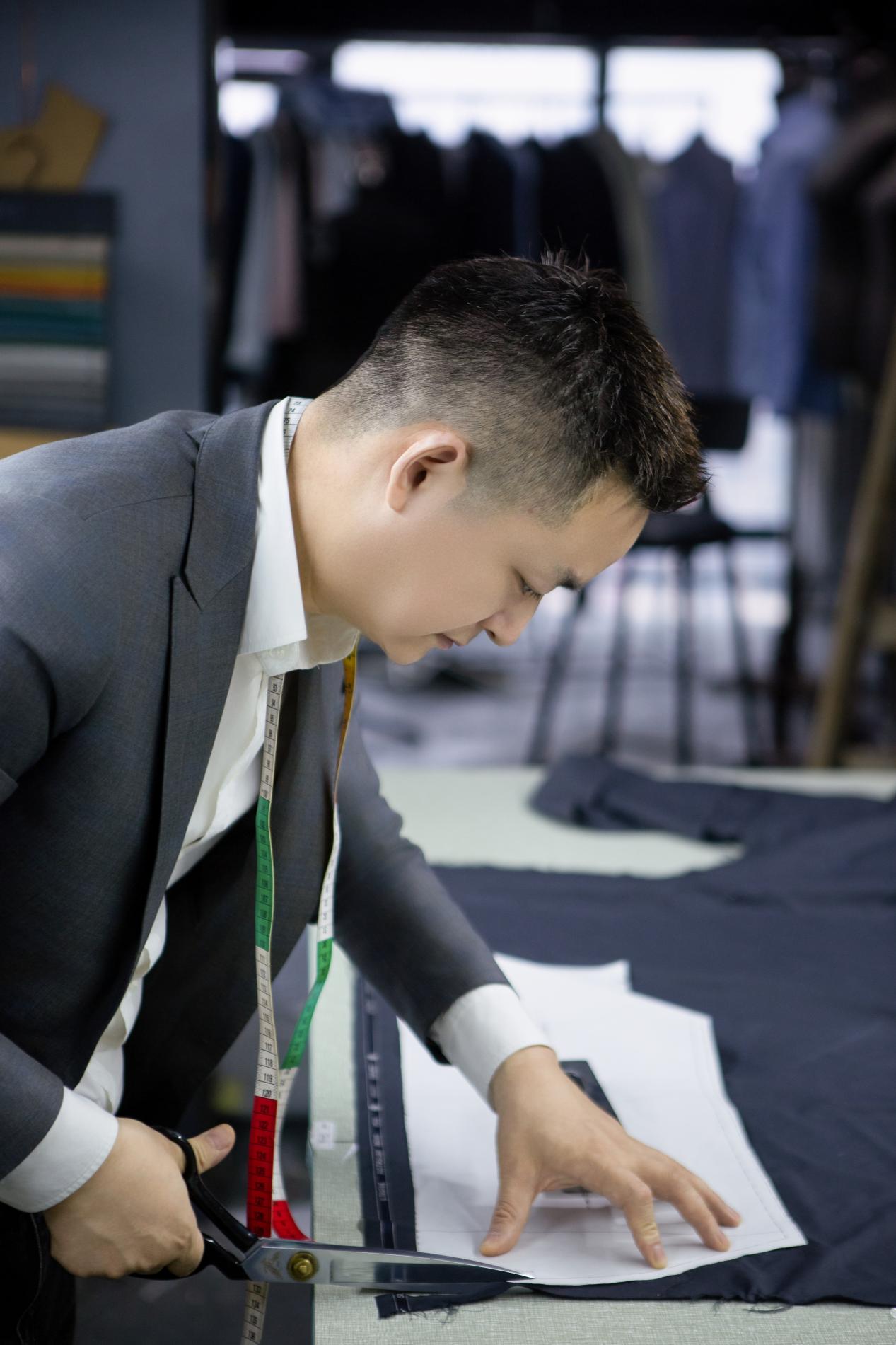 龙8国际合肥成衣一针一线缝出国际定单手工洋装定制受年青人追捧(图3)