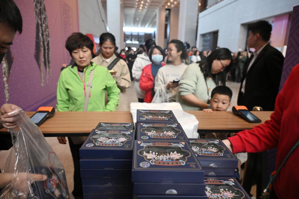 龙8国际文明新察看·文明赋能经济社会开展系列谈丨传统文明引领“新国潮”(图1)