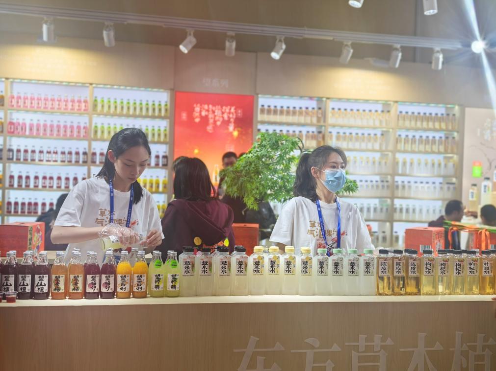 龙8国际文明新察看·文明赋能经济社会开展系列谈丨传统文明引领“新国潮”(图3)