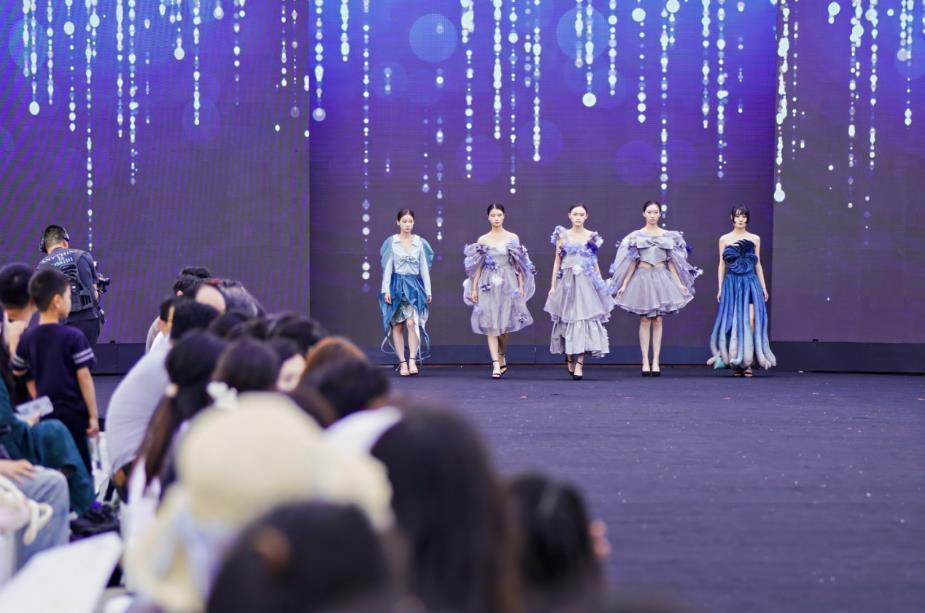 休闲装定制2025中国纺织打扮数字时髦财产大会在合肥瑶海举办(图2)
