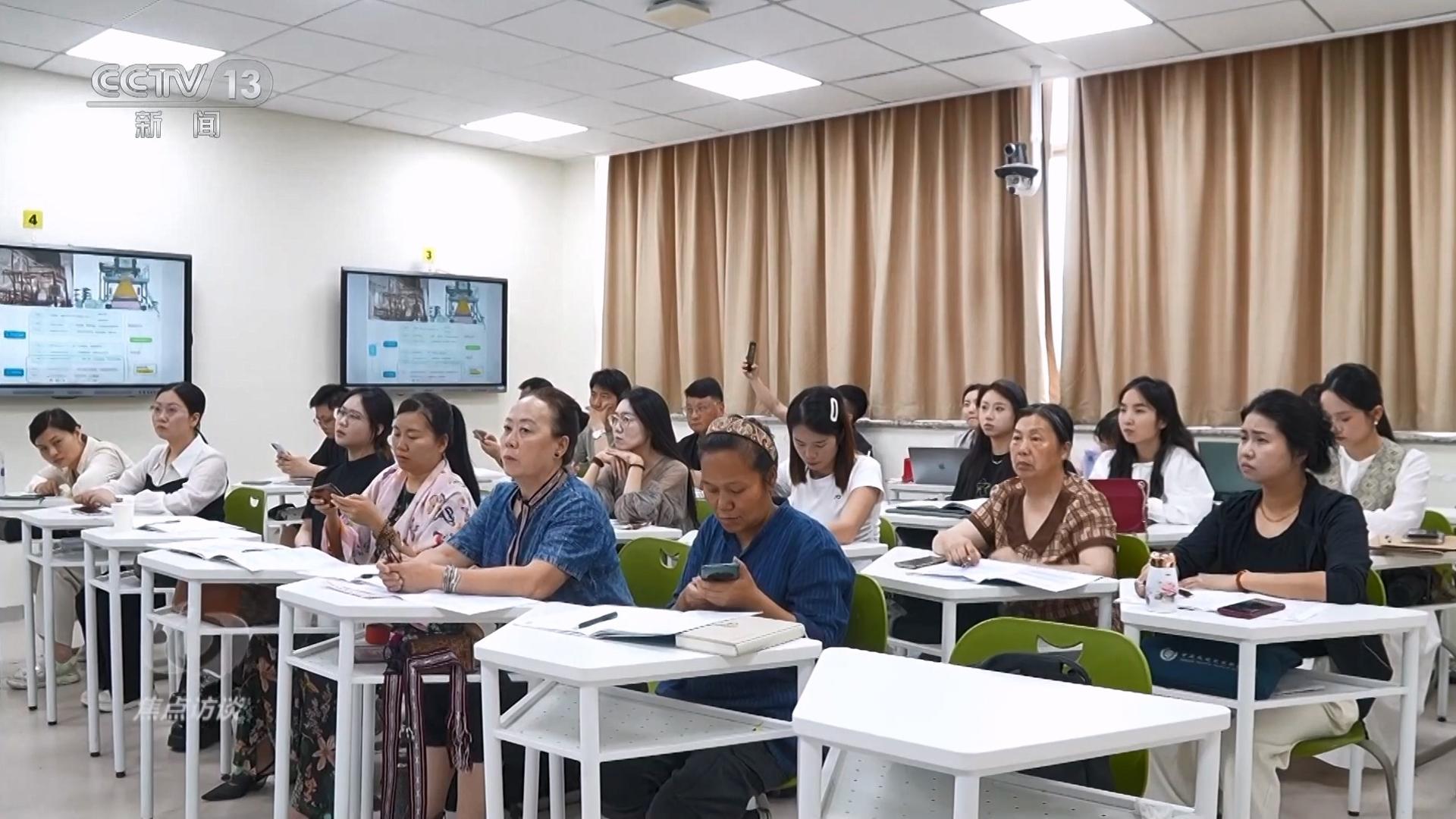 龙8国际官网核心访谈｜“新中式”引领国潮新风气 千年织锦织出美丽将来(图5)