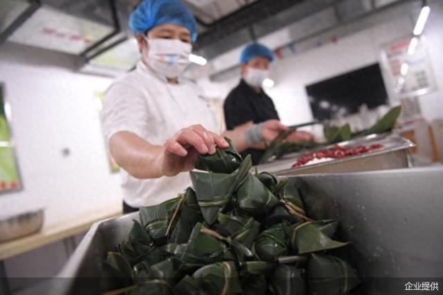 龙8国际官网客流估计提拔超15% 景区门店预订热 双节叠加引餐饮高潮(图1)