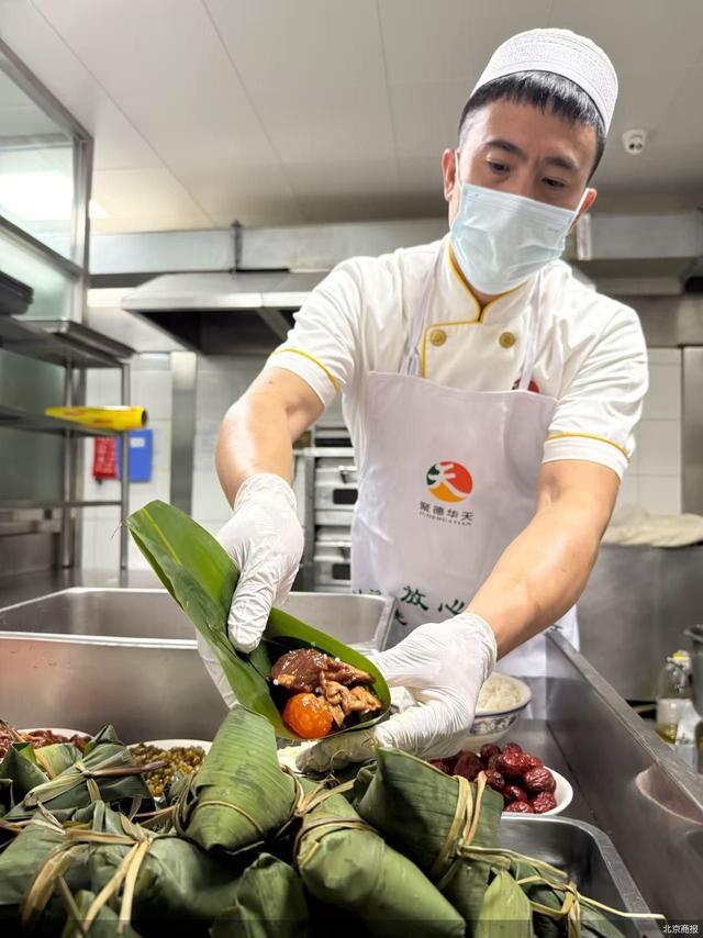 龙8国际官网客流估计提拔超15% 景区门店预订热 双节叠加引餐饮高潮(图2)