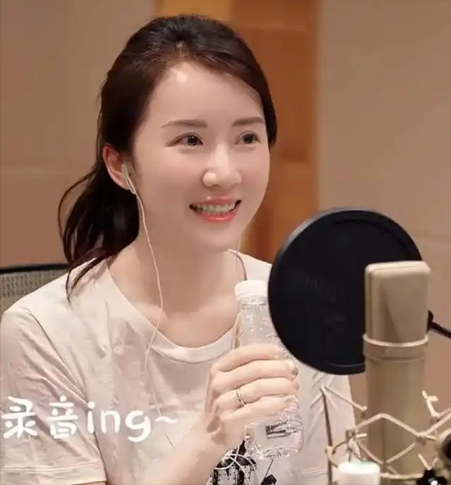 龙8国际官网李念去美国家假开奔跑接闺蜜穿衣品尝有土掉渣活得却很洒脱(图1)