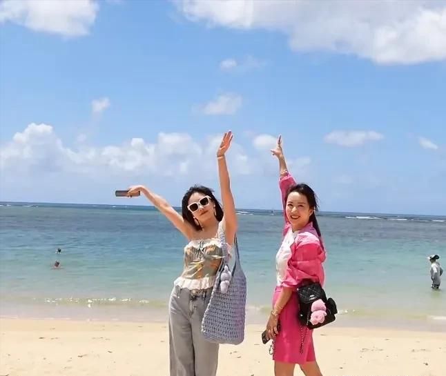 龙8国际官网李念去美国家假开奔跑接闺蜜穿衣品尝有土掉渣活得却很洒脱(图7)